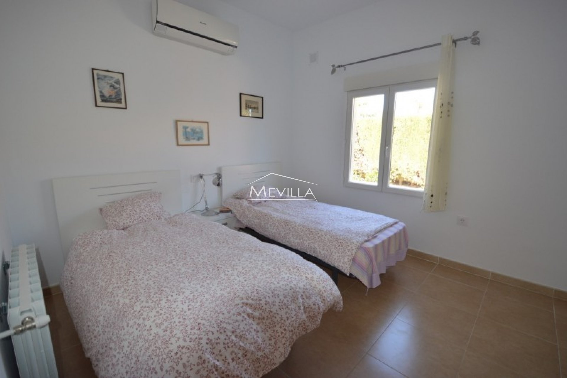 A bedroom with 2 beds 