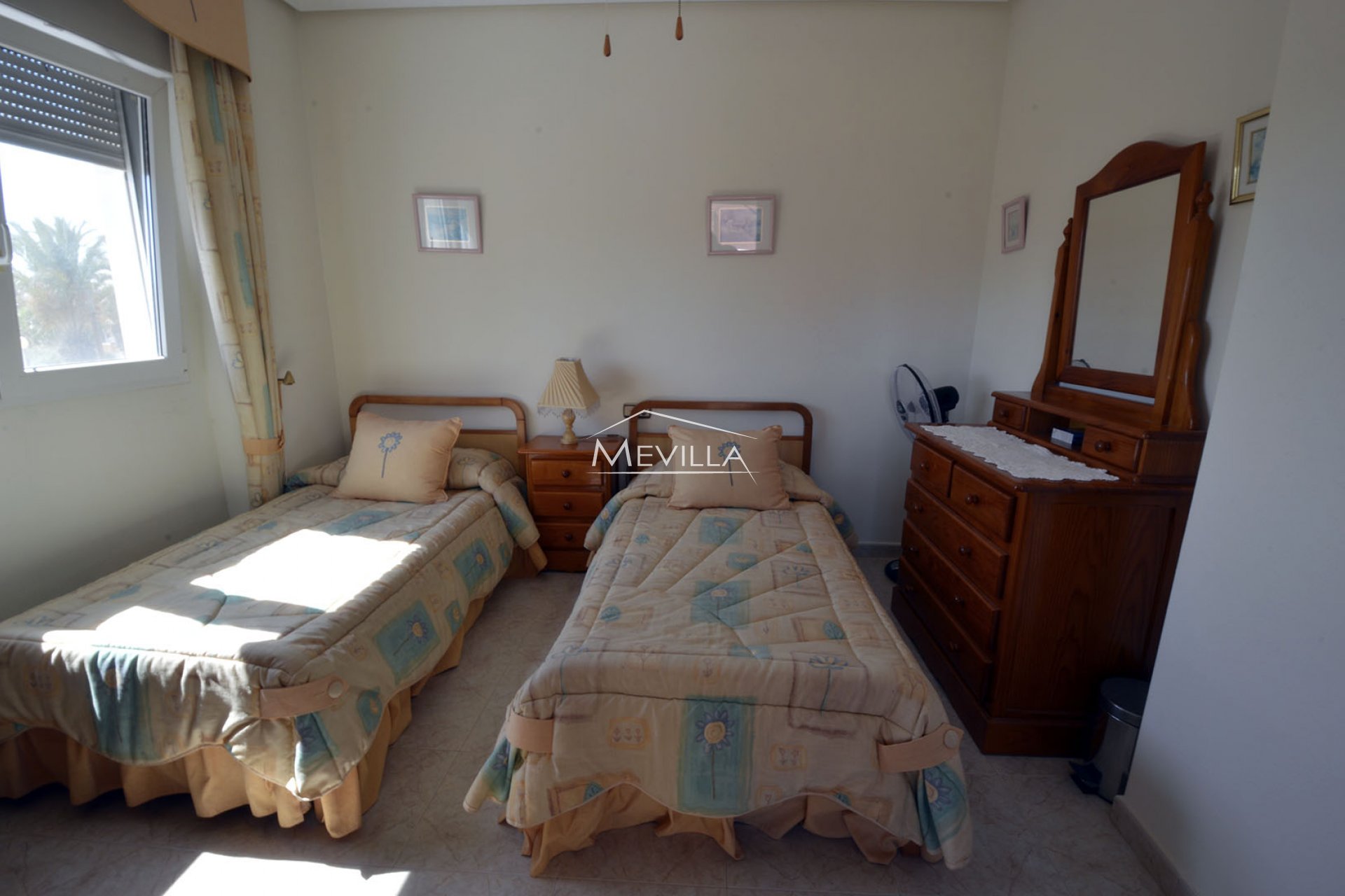 A bedroom with 2 separate beds 