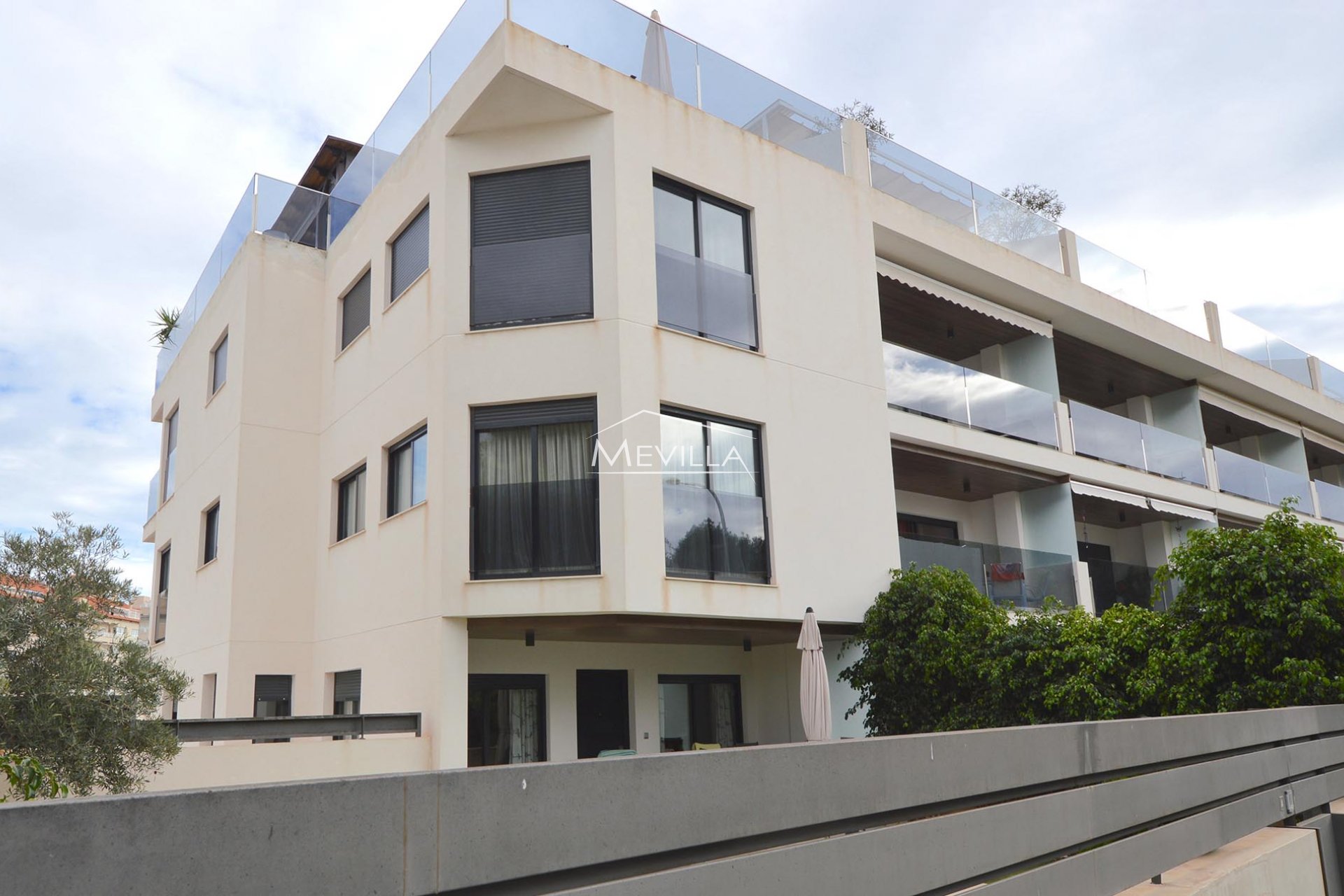 A very modern apartment in Campoamor for sale