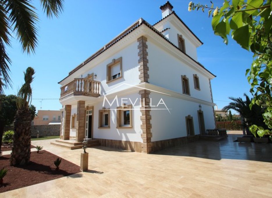 CHALET DE LUJO CERCA DE LA PLAYA CABO ROIG EN VENTA