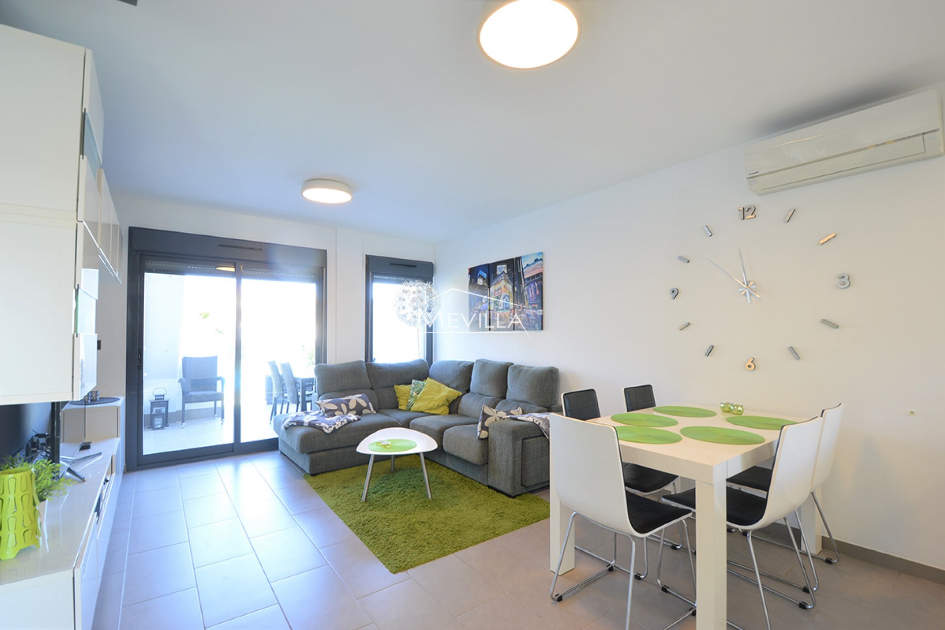 Das Wohnzimmer mit Essbereich