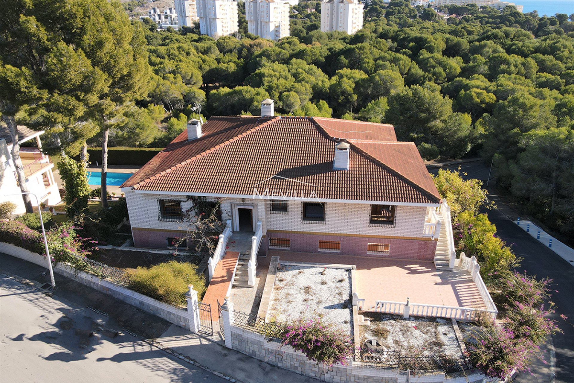 Detached villa with beautiful views for sale in Campoamor, Costa Blanca.