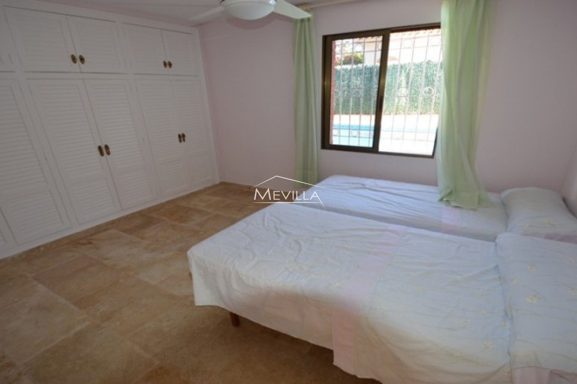Ein Schlafzimmer mit 2 getrennten Betten