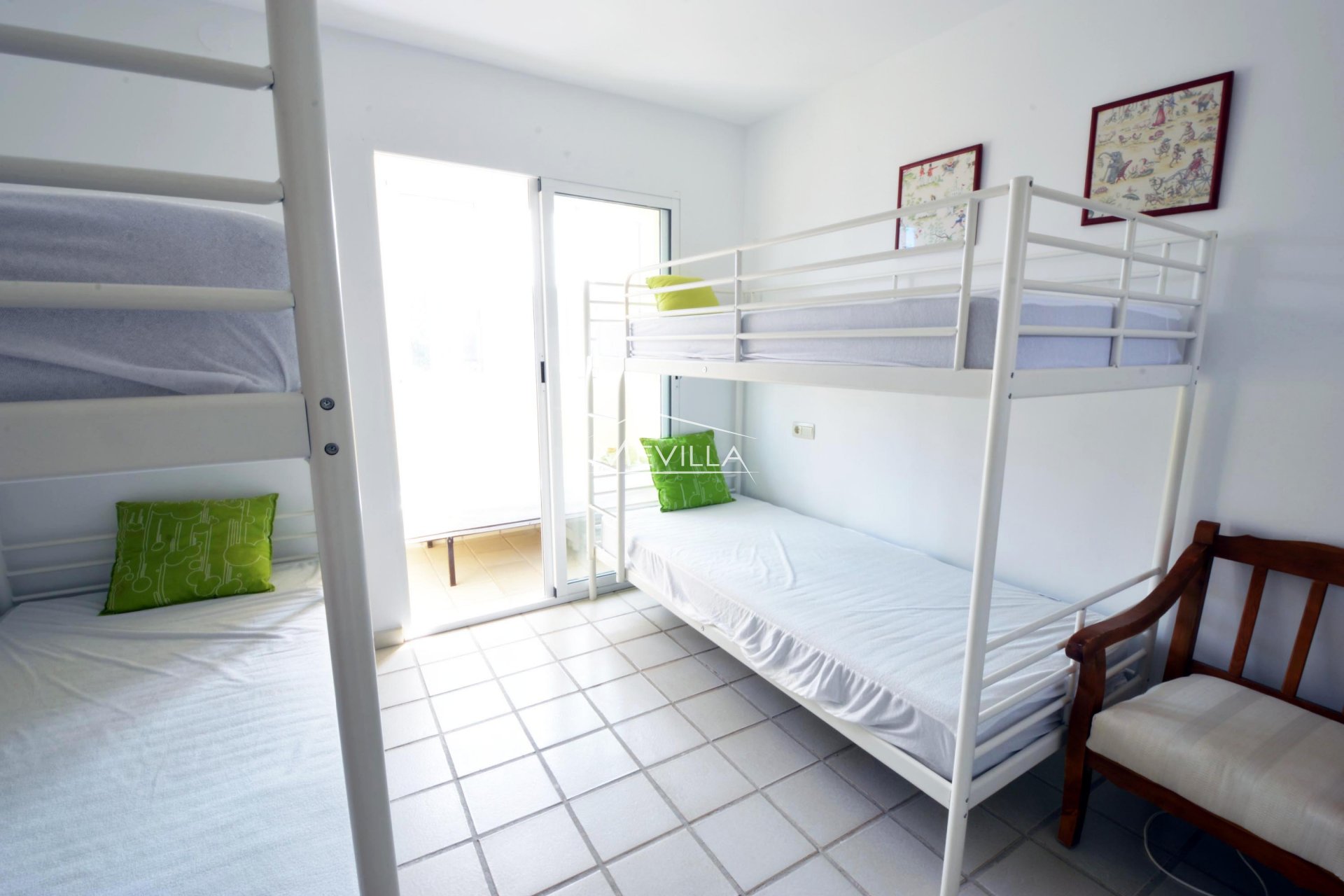 Ein Schlafzimmer mit 4 Betten