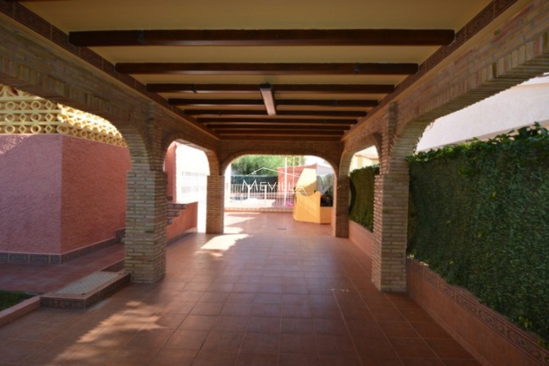 Eine überdachte Terrasse