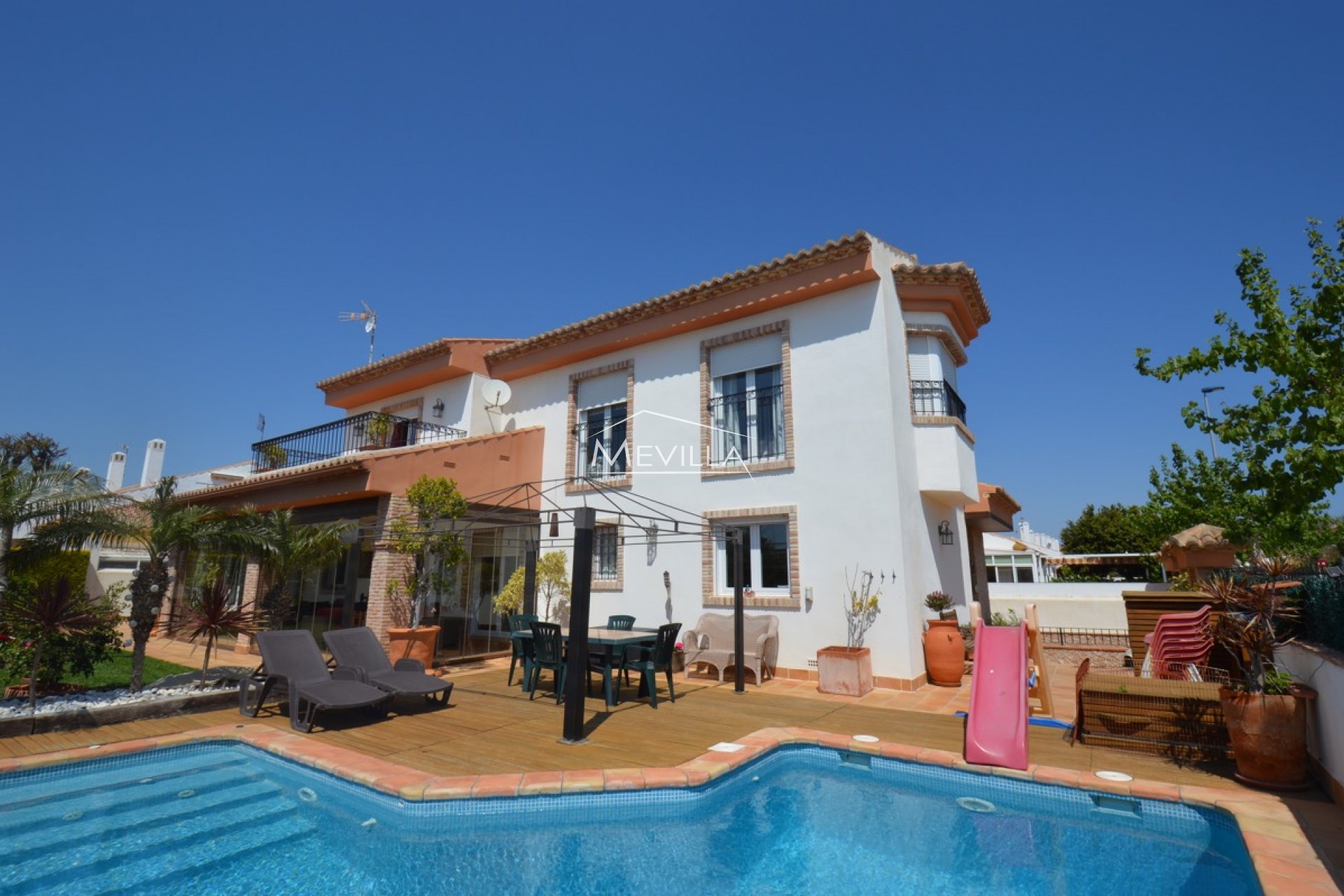 Exclusive independent villa next to the beach of Torre de la Horadada