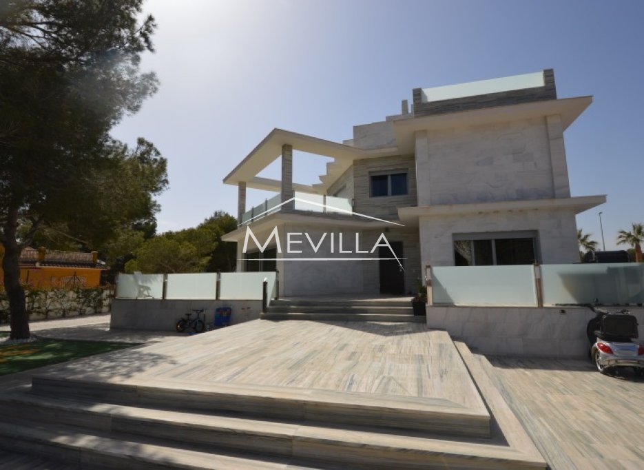 IMPRESIVE VILLA FOR SALE IN THE HEART OF CAMPOAMOR, ORIHUELA COSTA
