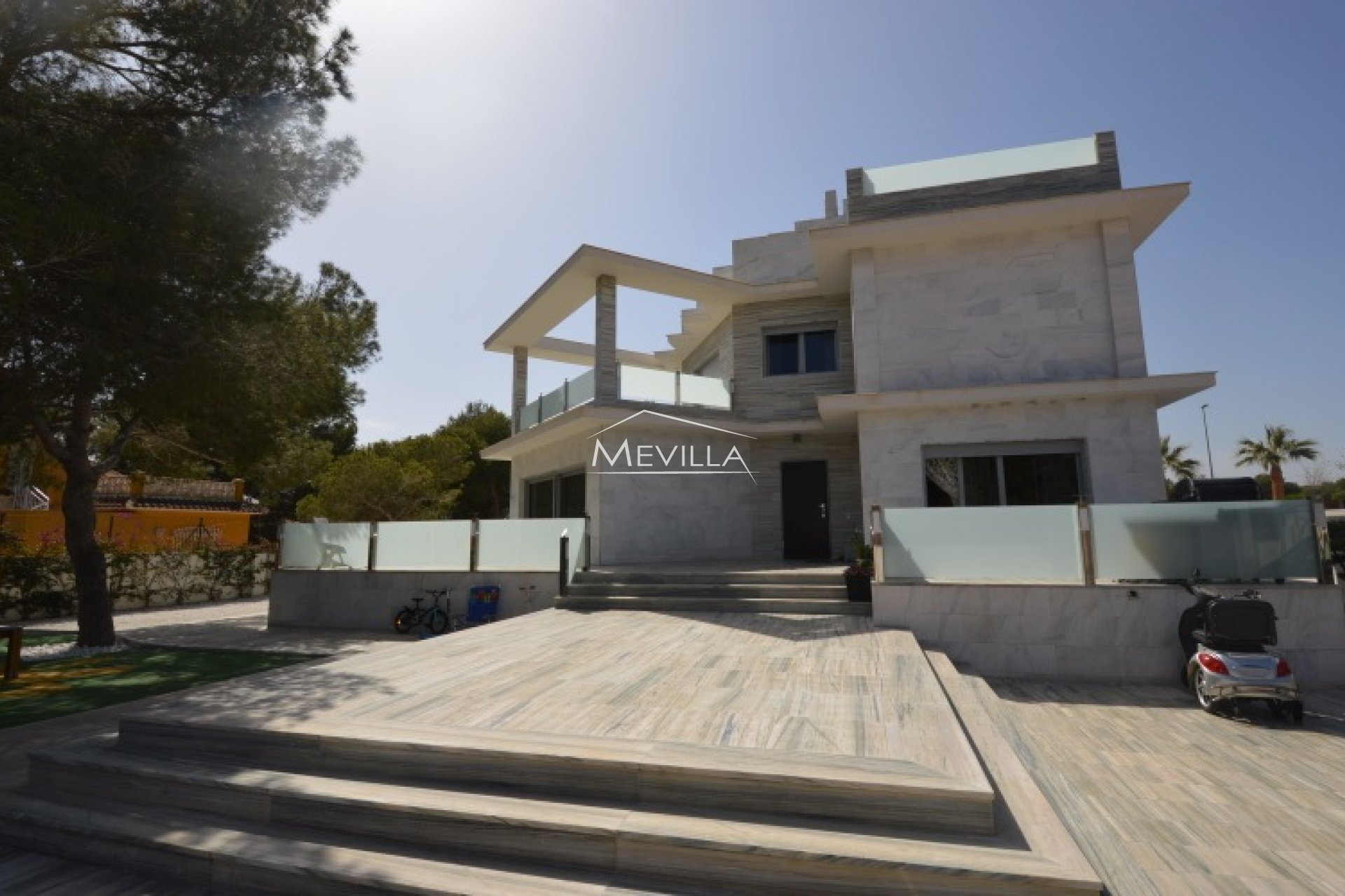 IMPRESIVE VILLA FOR SALE IN THE HEART OF CAMPOAMOR, ORIHUELA COSTA