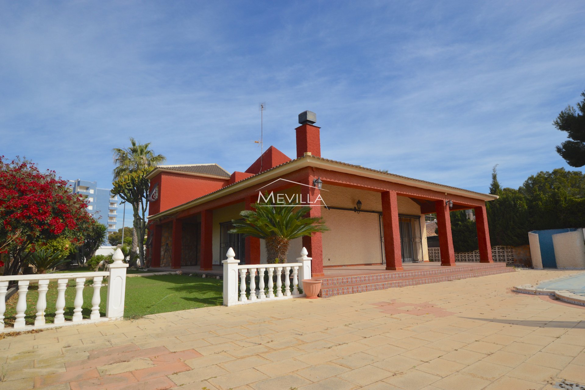 INDEPENDENT VILLA WITH PRIVATE POOL FOR SALE IN CAMPOAMOR