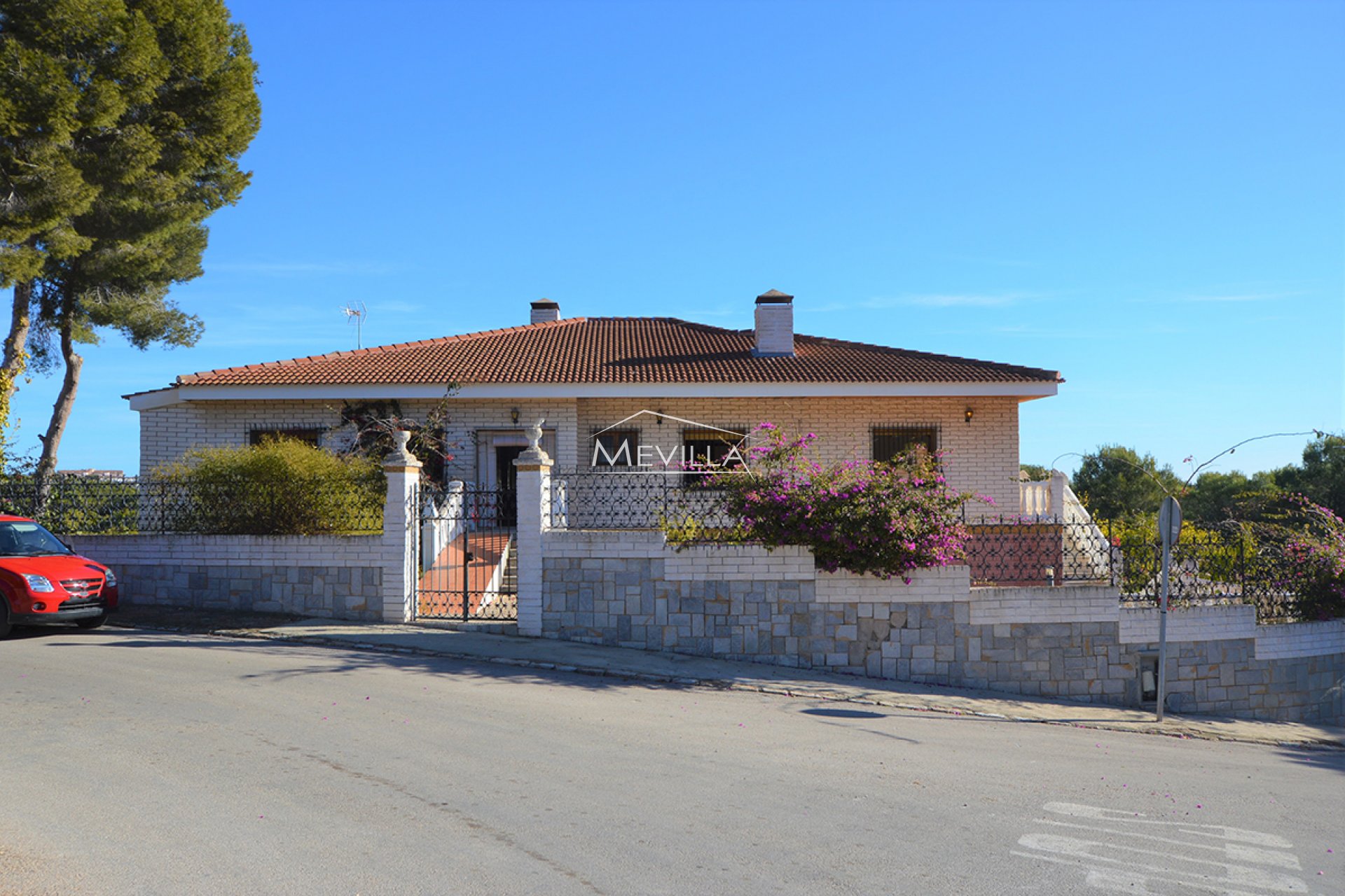 La casa con una piscina privada