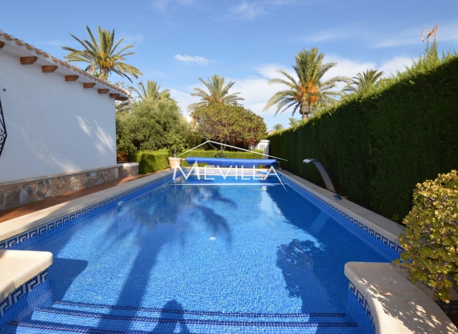 La villa con piscina.