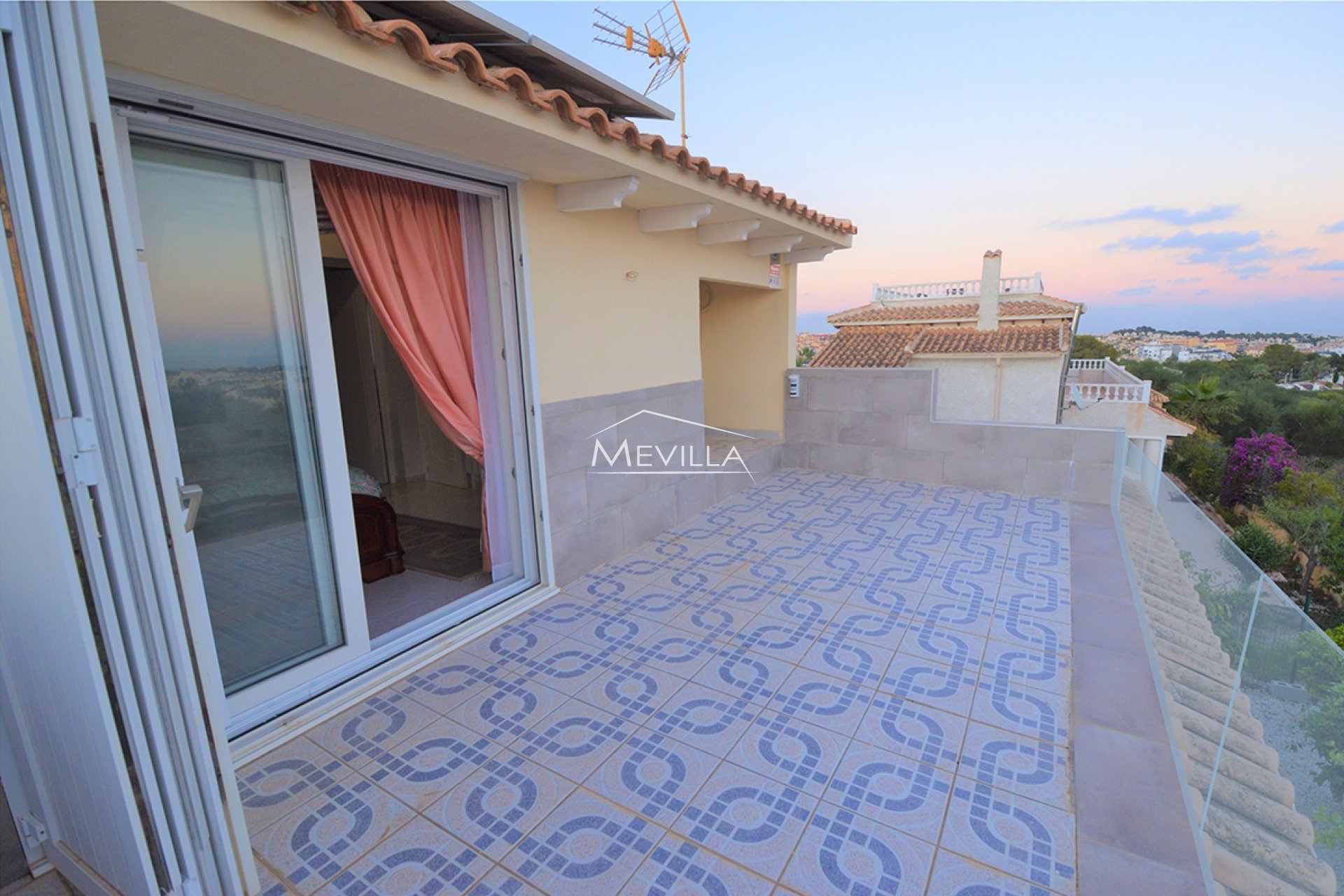 Reventas - Chalet / Villa - Orihuela Costa - Villamartin