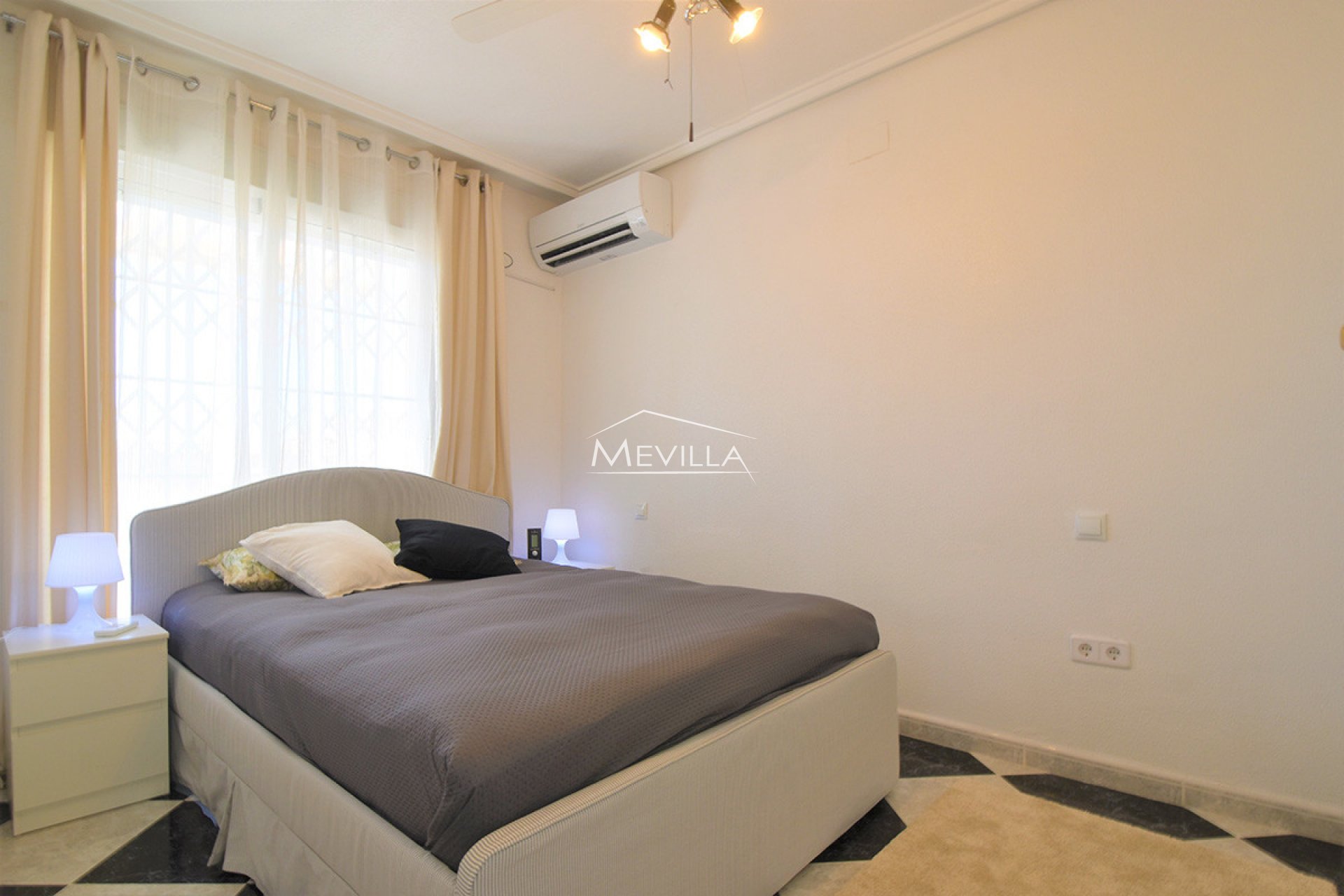 Salg (Resales) - Villa - Orihuela Costa - Playa Flamenca