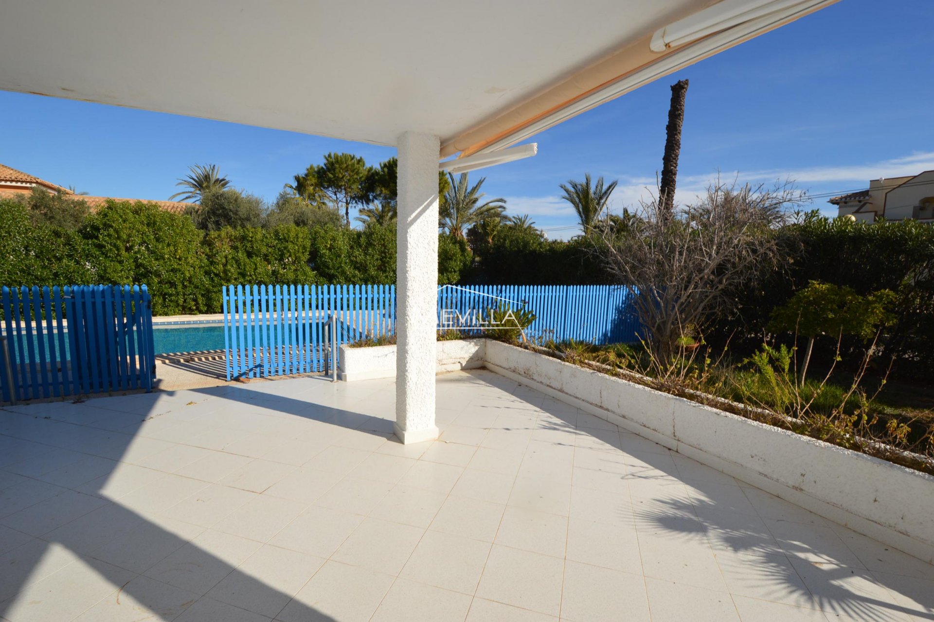 The covered terrace 