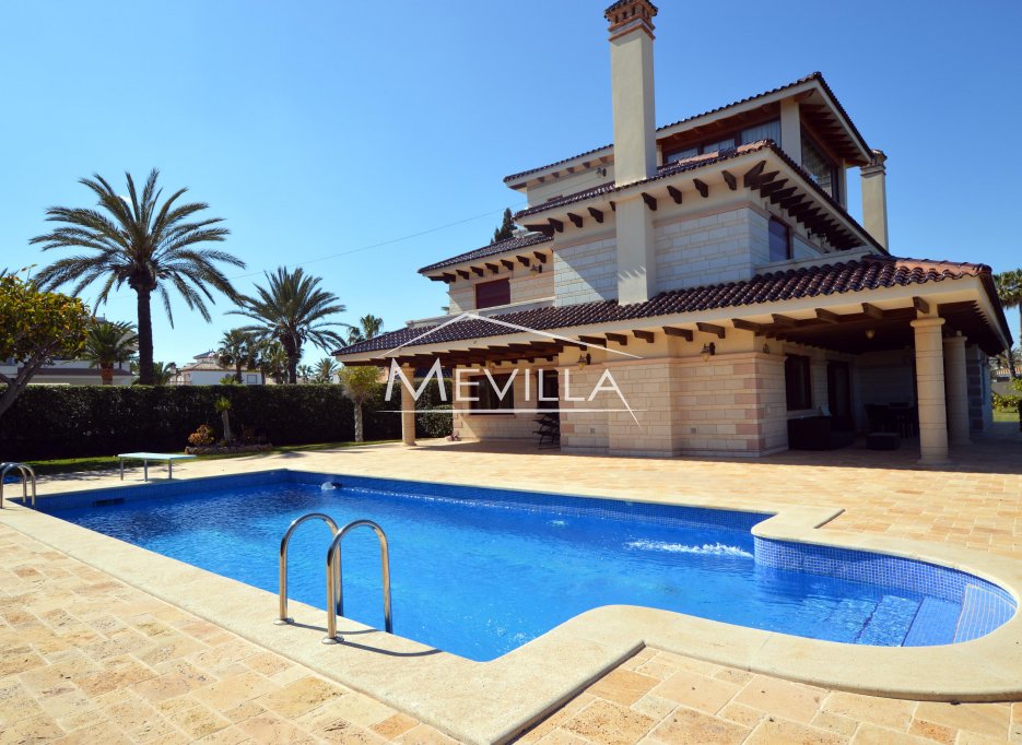 The villa with swimming pool 