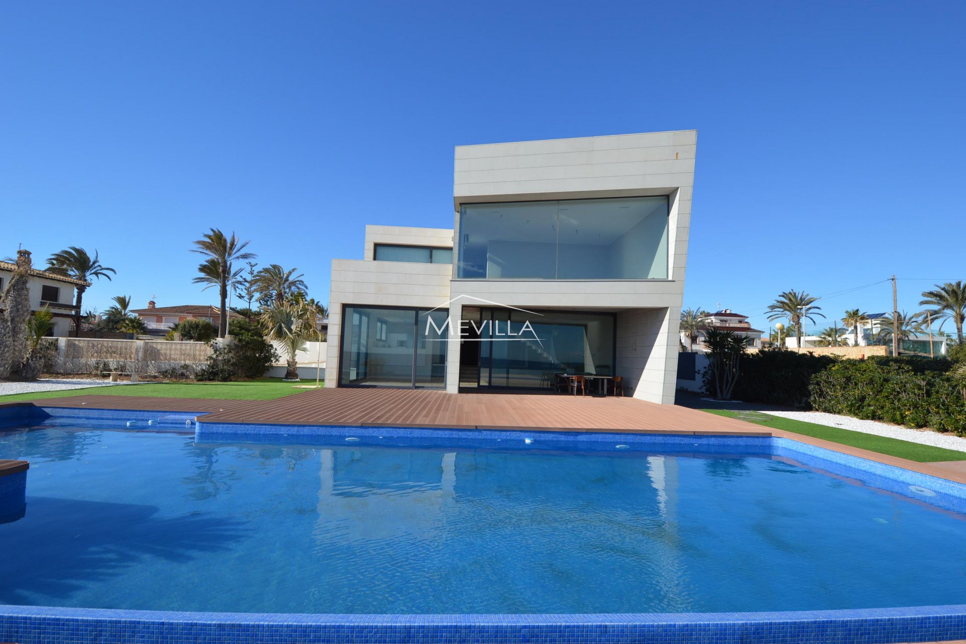 The villa with swimming pool 