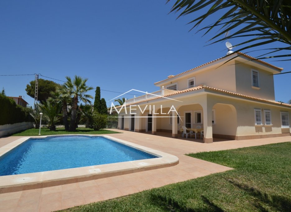 The villa with swimming pool 