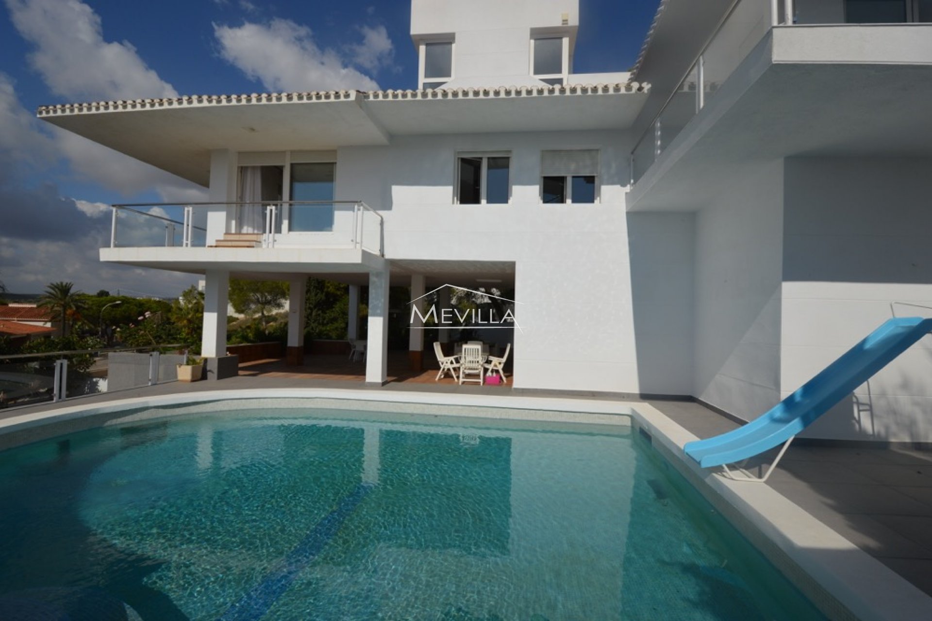 This magnificent villa has an area of 500m2 and a plot of 1200m2
