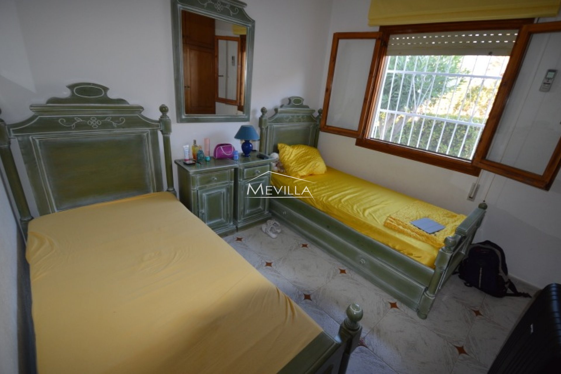 Un dormitorio con 2 camas separadas.