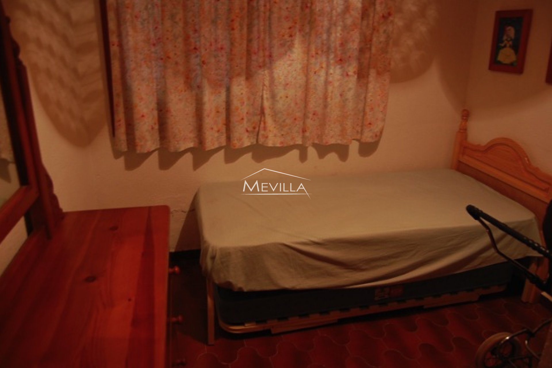Un dormitorio con una cama.