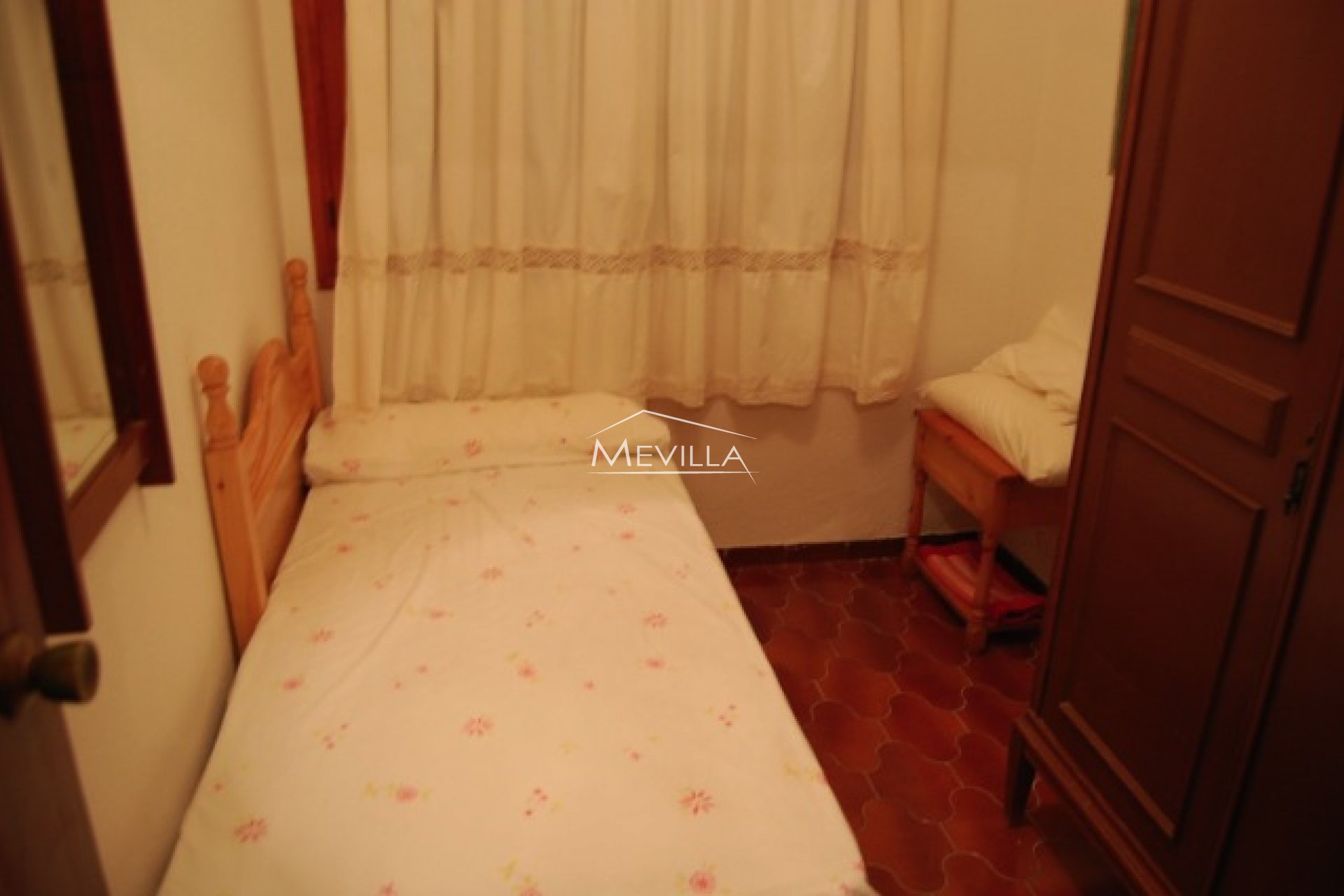 Un pequeño dormitorio