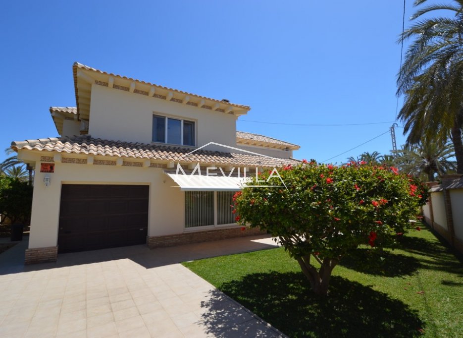 VAKKER VILLA MED UTSIKT OVER HAVET PÅ CABO ROIG SALG