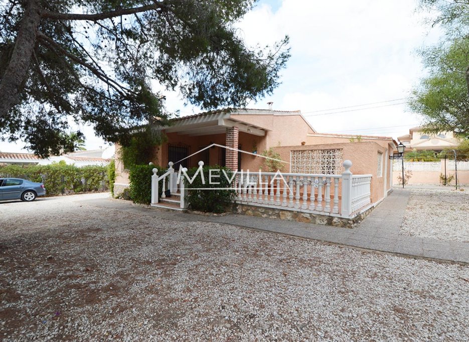 Villa con piscina privada y gran parcela en Pinar de Campoverde a la venta
