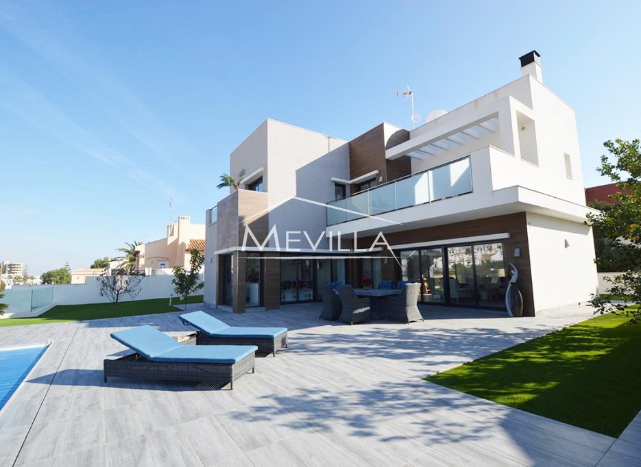 VILLA DE MODERNA CONSTRUCCION CON GRAN PARCELA EN CABO ROIG