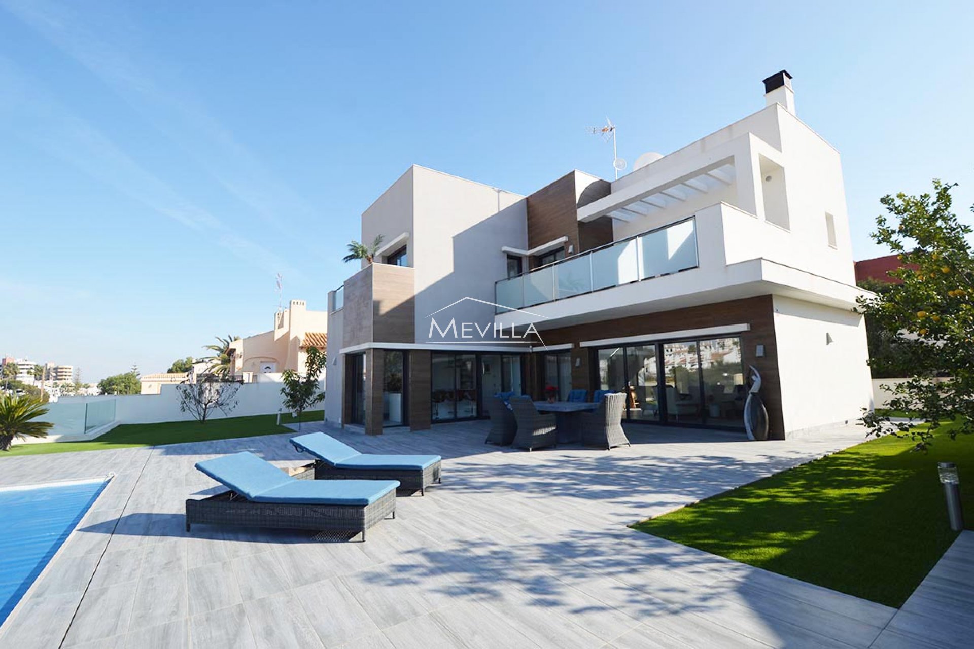 VILLA DE MODERNA CONSTRUCCION CON GRAN PARCELA EN CABO ROIG