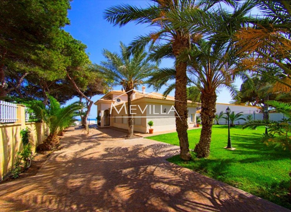  VILLA FØRSTE REKKE AV HAVET I PUNTA PRIMA, TORREVIEJA TIL SALGS MED SPEKTAKULÆR HAVUTSIKT