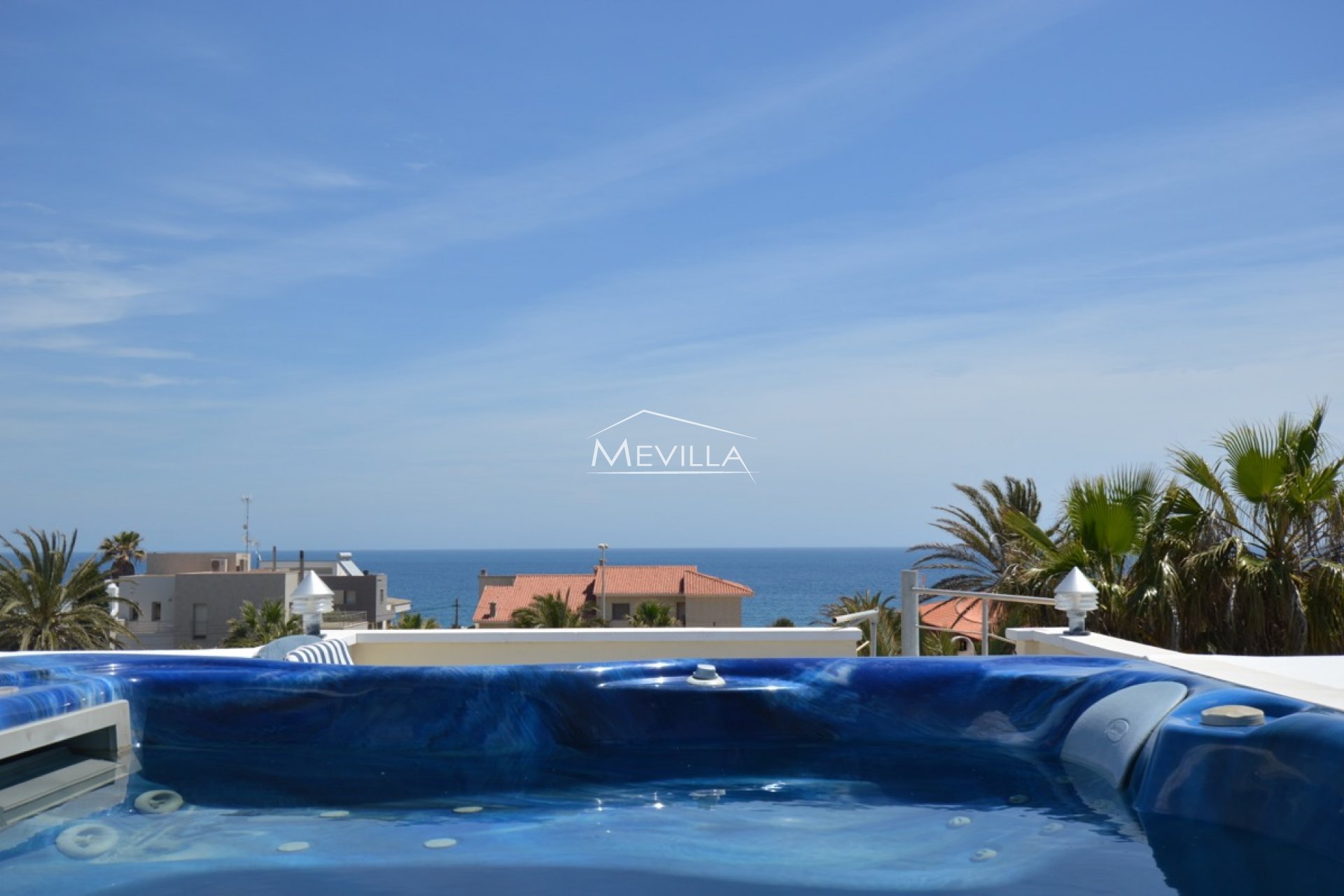 Whirlpool mit Blick auf das Meer