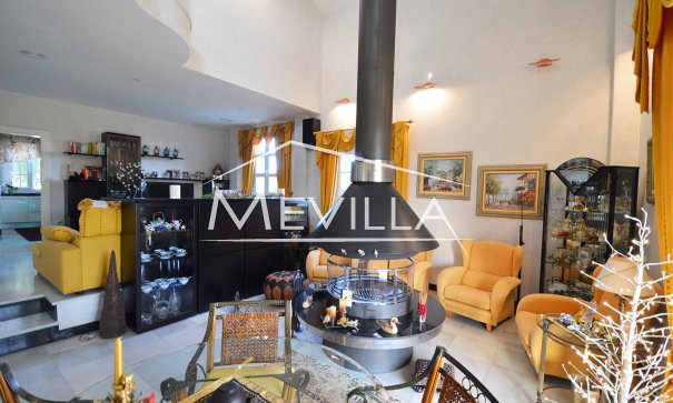 Das Wohnzimmer mit Kamin