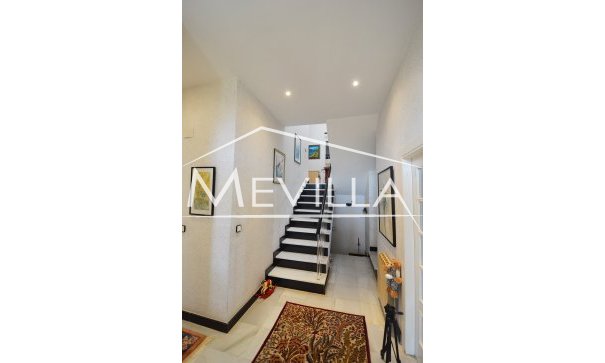 Die Treppe zum zweiten Stock