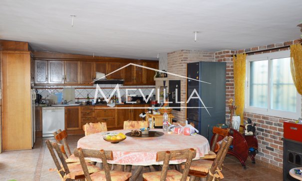 Das Wohnzimmer mit Essbereich